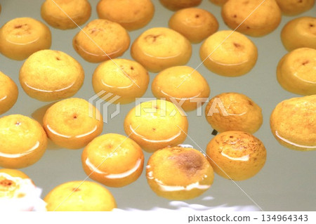 Image of yuzu bath Image of yuzu bath 134964343