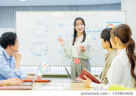 Male and female office workers having a meeting 134964408