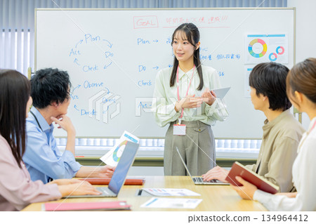 男女辦公室職員正在開會 134964412