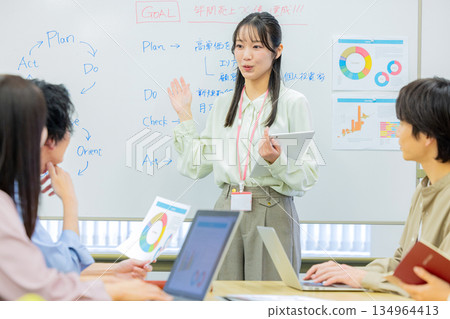 男女辦公室職員正在開會 134964413