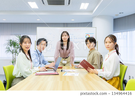 男女辦公室職員正在開會 134964416