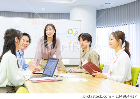 男女辦公室職員正在開會 134964417