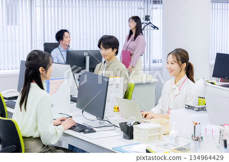 在辦公室工作的人 134964429