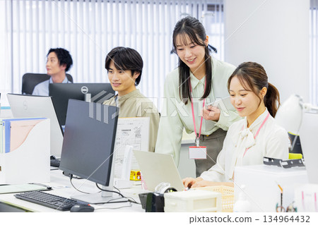 在辦公室工作的人 134964432