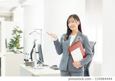 在辦公室工作的年輕女子 134964444