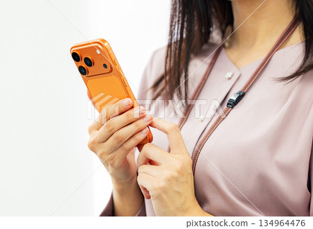 操作智能手機的女商人 134964476