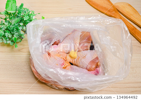 將雞腿調味 將雞腿調味 134964492