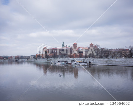 【波蘭】克拉科夫的瓦維爾城堡、平靜的河流和雪景 【波蘭】克拉科夫的瓦維爾城堡、平靜的河流和雪景 134964602