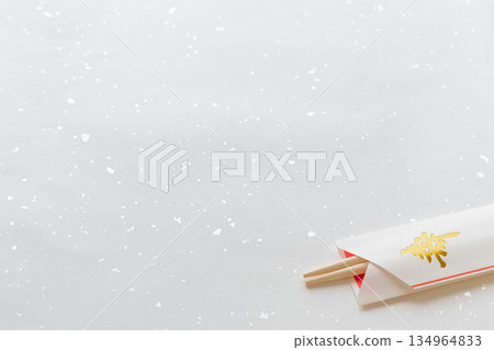 白色日式紙上的筷子 白色日式紙上的筷子 134964833