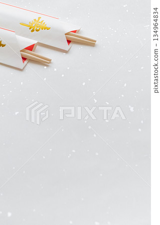 白色日式紙上的筷子 134964834