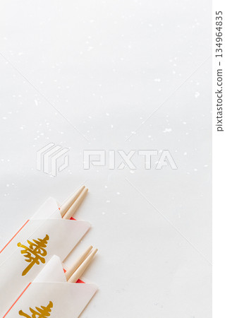 白色日式紙上的筷子 134964835