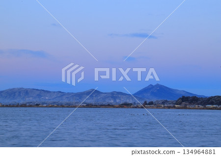 霞浦湖和白雪皚皚的筑波山 134964881