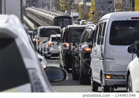 Morning traffic jam Route 423 Shin-Midosuji driving image Morning traffic jam Route 423 Shin-Midosuji driving image 134965346