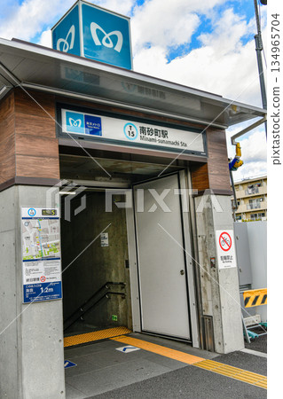 從地面看到的東京地鐵東西線南砂町站5號出口 134965704