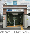 從地面拍攝的東京地鐵東西線南砂町站4號出口 從地面拍攝的東京地鐵東西線南砂町站4號出口 134965705