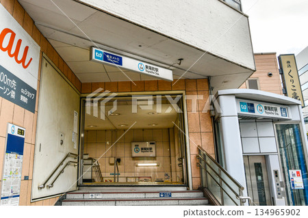 從地面拍攝的東京地鐵東西線東豐町站1號出口 134965902