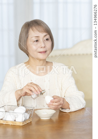 老婦人吃水煮蛋 老婦人吃水煮蛋 134966276