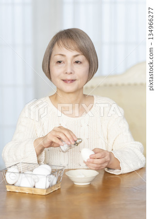 老婦人吃水煮蛋 134966277