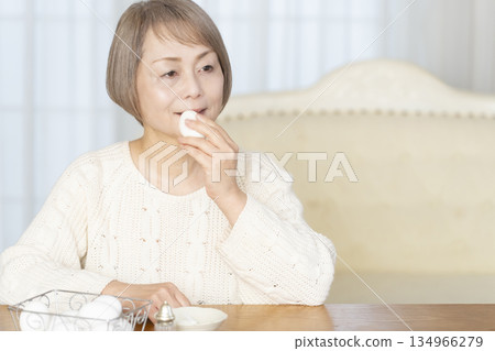 老婦人吃水煮蛋 134966279