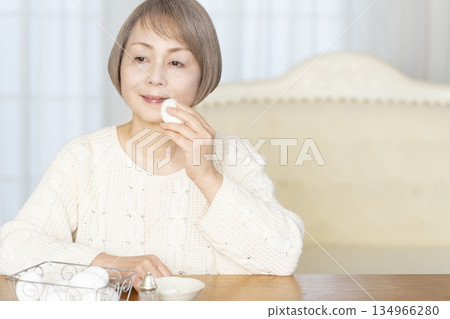 老婦人吃水煮蛋 134966280