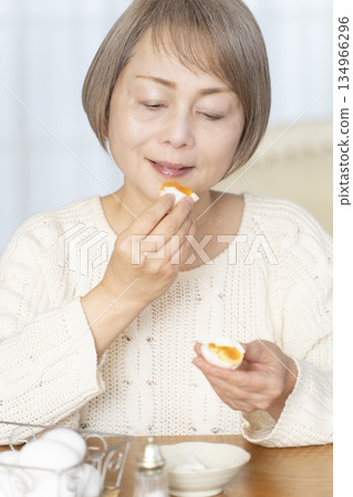 老婦人吃水煮蛋 老婦人吃水煮蛋 134966296