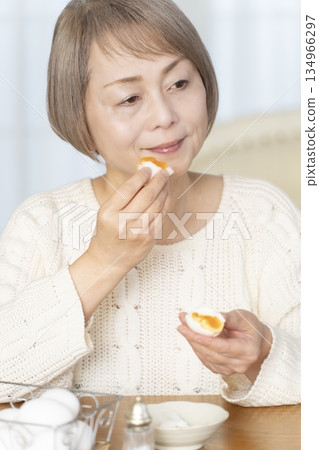 老婦人吃水煮蛋 134966297