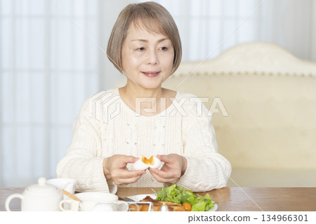 老婦人吃水煮蛋 老婦人吃水煮蛋 134966301