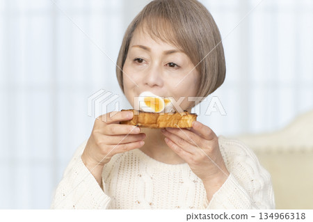 老婦人吃水煮蛋 134966318