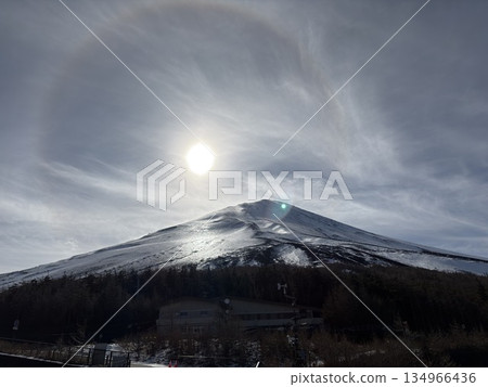 Snow-capped Mount Fuji and a halo Snow-capped Mount Fuji and a halo 134966436