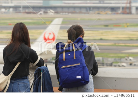 旅客在羽田機場觀景台觀看飛機 旅客在羽田機場觀景台觀看飛機 134966511