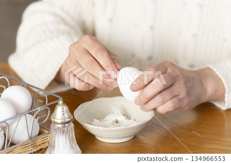 剝煮蛋的手 134966553