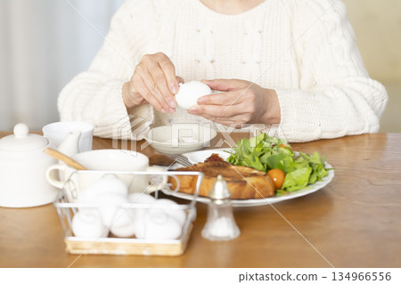 剝煮蛋的手 134966556