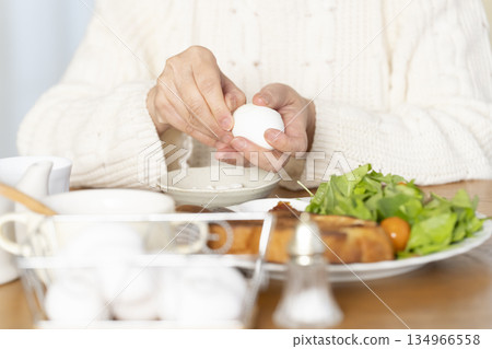 Hands peeling boiled eggs 134966558