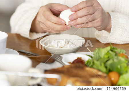剝煮蛋的手 剝煮蛋的手 134966569