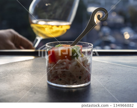 一邊欣賞日落美景,一邊享用色彩繽紛的肉醬和白葡萄酒 一邊欣賞日落美景,一邊享用色彩繽紛的肉醬和白葡萄酒 134966882