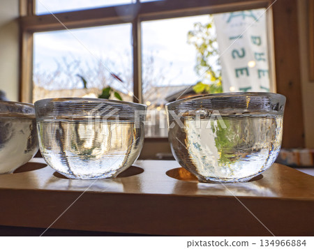 在燈光的映襯下，享受令人愉悅的清酒品嚐之旅。 134966884