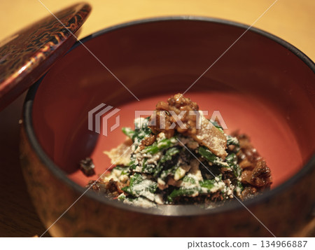 這些色彩在漆器的映襯下格外醒目！來自傳統日式餐廳的精緻白繪（燉豆腐） 134966887