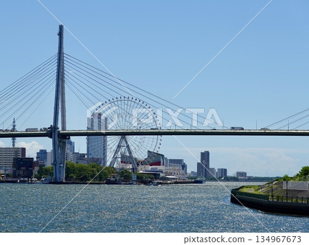 A view of the Ferris wheel and Osaka Aquarium Kaiyukan over Tempozan Bridge from Universal City Port on the Aji River, Minato Ward, Osaka City 134967673