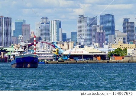 從大阪市港區亞極川上的環球影城港口眺望弁天碼頭 134967675