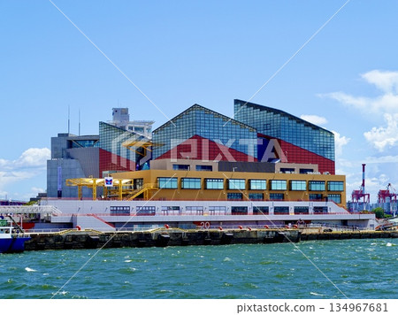 從大阪市港區亞極川河口眺望大阪海遊館 從大阪市港區亞極川河口眺望大阪海遊館 134967681