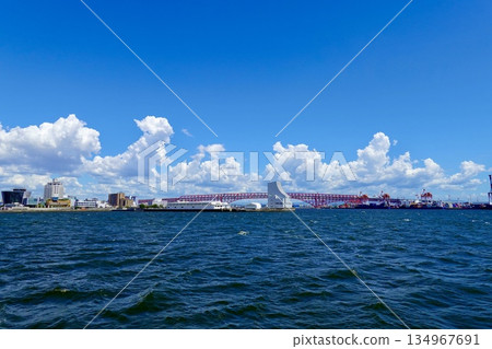 從大阪港近海眺望大阪市府阿治川入海口處的紅色港大橋 134967691