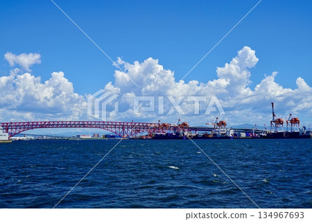 從大阪港近海眺望大阪市住之江區紅色的港大橋 134967693