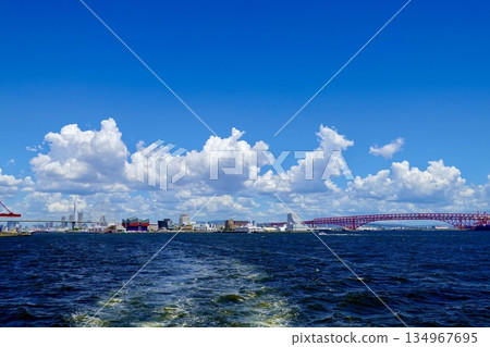 從大阪港沿岸阿治川入海口處眺望天保山大橋、大阪海遊館和港大橋。大阪市港區 134967695