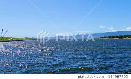 從大阪港遠眺，右邊是舞島，左邊是夢島，前方是六甲山脈。大阪市此花區 134967705