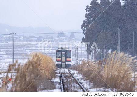 福島縣會泉裡町，暴風雪與只見線上的列車 134968549