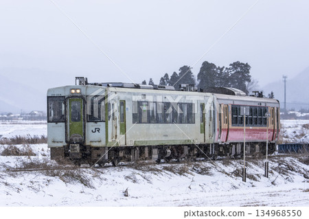 福島縣會泉裡町，暴風雪與只見線上的列車 134968550
