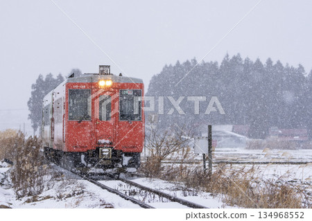 Snowstorm and a train on the Tadami Line, Aizumisato Town, Fukushima Prefecture 134968552