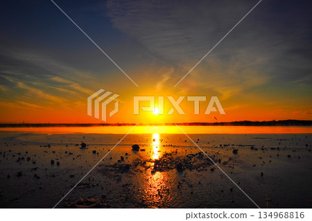 北海道宇都內湖的晨曦 134968816