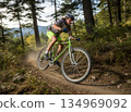 騎山地自行車的人 134969092