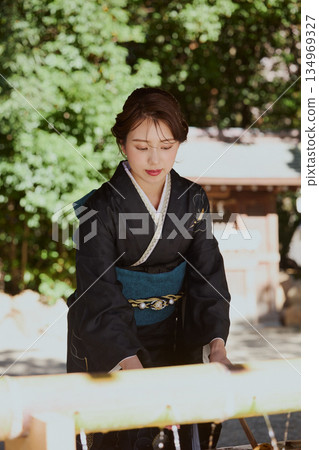 A woman in a furisode kimono purifies her hands at a shrine's chozuya | Worship, Kimono, Traditional Beauty 134969327